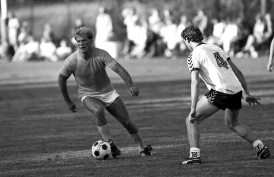 Brottning, Fotboll, Brottningslandslaget -