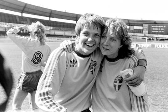 Pia Sundhage och Angelica Burevik, Sverige jublar