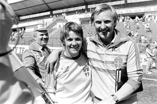 Pia Sundhage och Ulf Lyfors, förbundskapten i Sverige