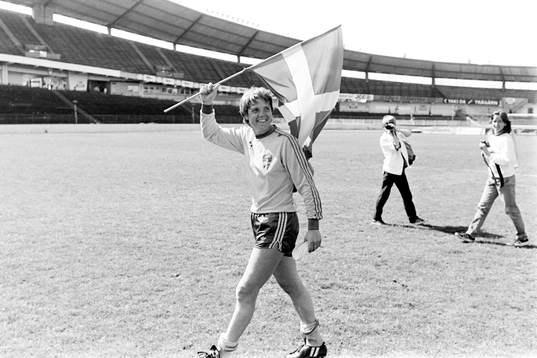 Pia Sundhage, Sverige jublar med en flagga