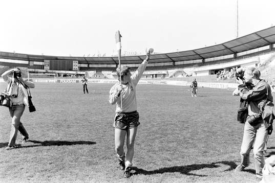 Pia Sundhage, Sverige jublar med en flagga