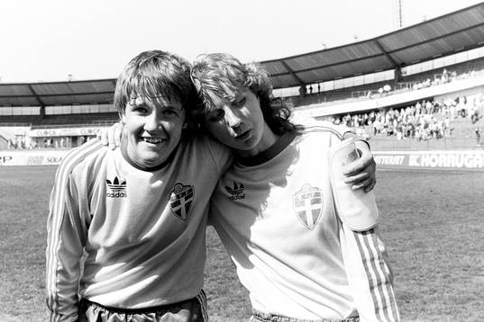 Pia Sundhage och Angelica Burevik, Sverige jublar