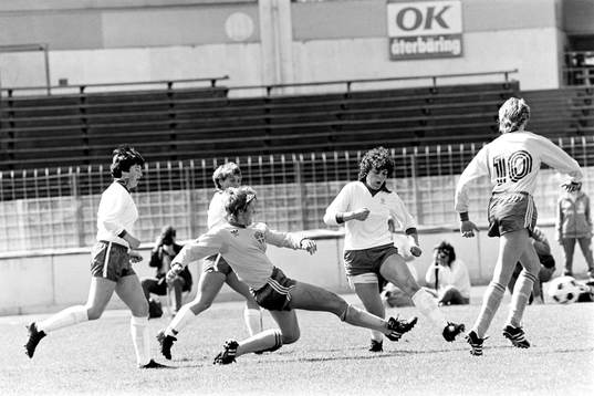 Pia Sundhage, Sverige