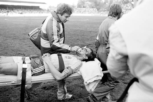 Jan Ekstrand, läkare i Sverige tar hand om Hasse Holmqvist