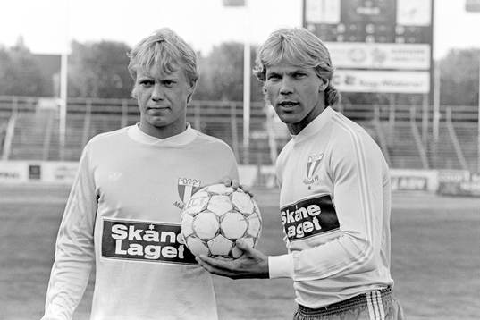 Lasse Larsson och Thomas Sunesson i sina klubbtröjor