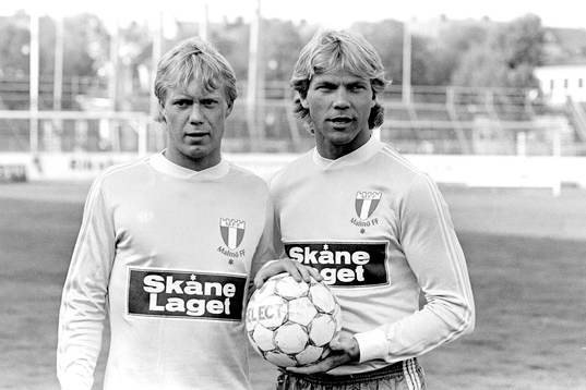 Lasse Larsson och Thomas Sunesson i sina klubbtröjor