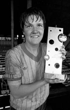 Pia Sundhage med pokalen