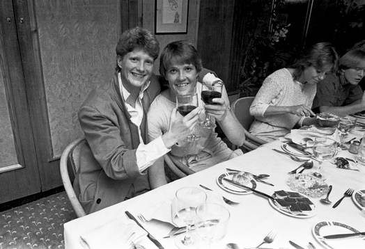 Elisabeth Leidinge och Pia Sundhage firar