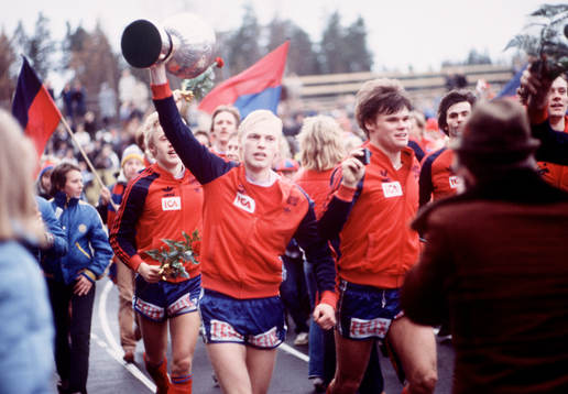 Fotboll, Håkan Arvidsson (med Von Rosens pokal) och Peter
