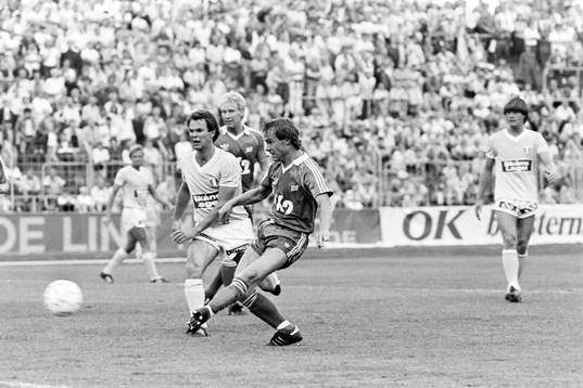 Hasse Holmqvist, Hammarby med en bredsida