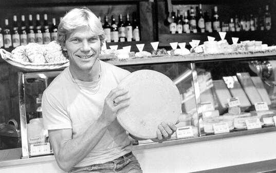 Thomas Sunesson i lokal ostaffär i Lausanne