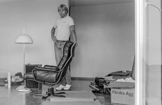 Thomas Sunesson flyttar in i sin lägenhet i Lausanne