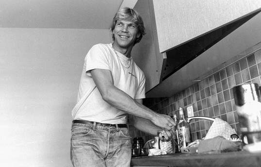 Thomas Sunesson flyttar in i sin lägenhet i Lausanne