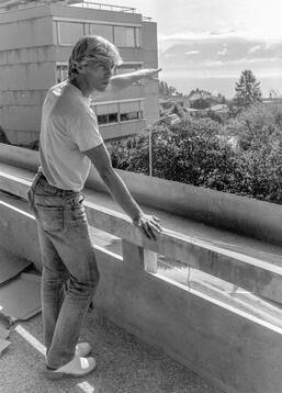 Thomas Sunesson flyttar in i sin lägenhet i Lausanne