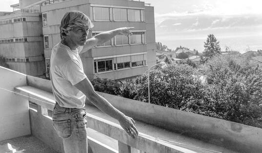 Thomas Sunesson flyttar in i sin lägenhet i Lausanne