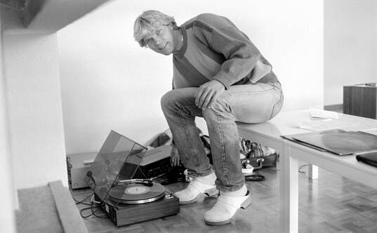 Thomas Sunesson flyttar in i sin lägenhet i Lausanne