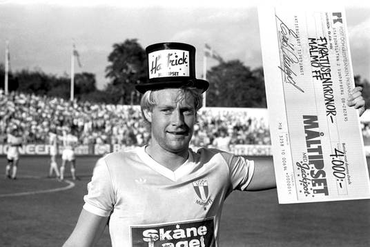 Malmös Mats Magnusson håller upp en check på 4000 kr