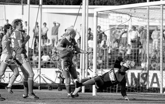 Tord Holmgren, Göteborg framför malmös målvakt Jan
