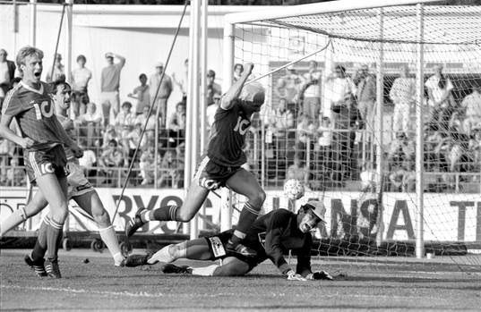Tord Holmgren, Göteborg framför malmös målvakt Jan