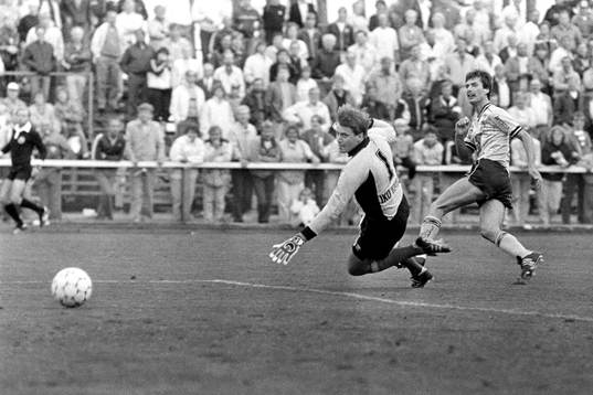 Lennart Johansson, Mjällby rullar in bolen bakom grimsås