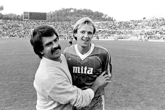 Dan Corneliusson, Como, jublar med supporter