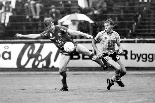 Bosse Andersson, Mjällby till höger i kamp om bollen