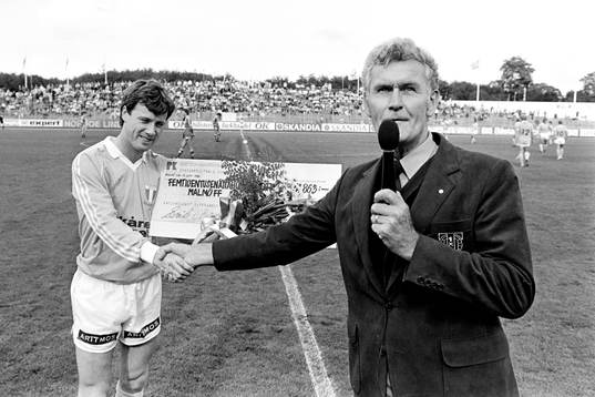 Ingemar Erlandsson, lagkapten i Malmö får en check av