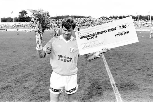 Ingemar Erlandsson, lagkapten i Malmö med en check från