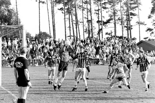 Gais målvakt Sören Järelöv med bollen i säkert förvar