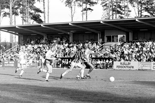 Gais målskytt Ulf Köhl med bollen uppvaktas av mjällbys