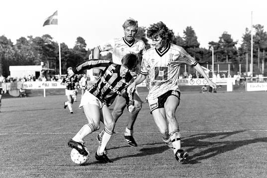 Gais målskytt Ulf Köhl med bollen uppvaktas av mjällbys