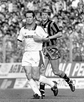 Liam Brady of Inter and Glenn Stromberg of Atalanta