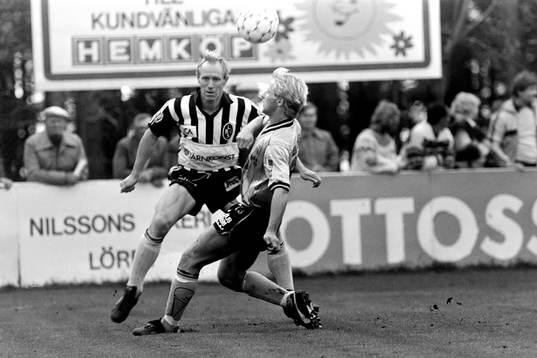 Landskronas Björn Nordqvist i kamp om bollen