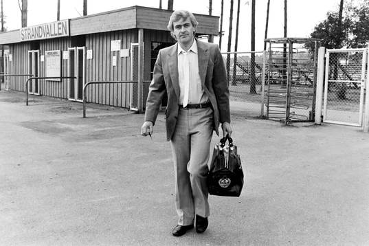 En besviken Göran Bogren, tränare i Mjällby lämnar