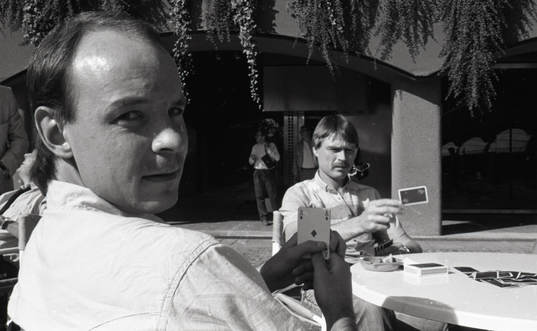 Jan Svensson och Sven Dala Dahlkvist spelar kort