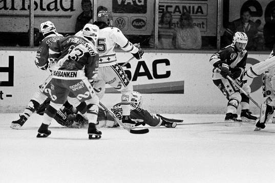 Peter Lindmark, målvakt i Färjestad är ute och simmar