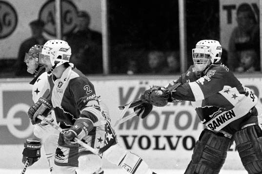 Peter Lindmark, målvakt i Färjestad jagar på Tommy