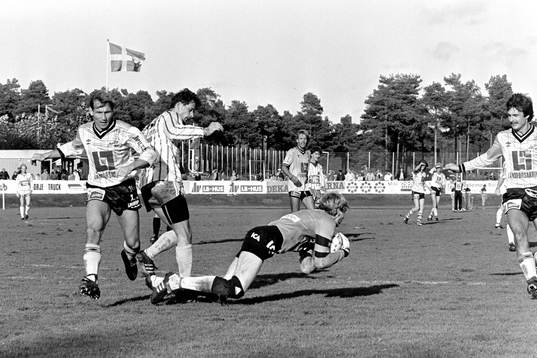 Frölundas målvakt Magnus Olsson med bollen i famnen