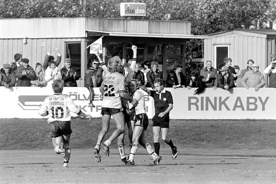 Lennart Johansson kramas om