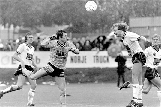 Mjällbys Flemming Pehrson i en nickduell