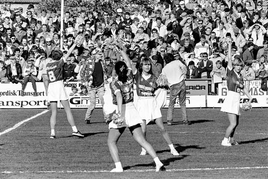 Underhållning av cheerleaders innan matchen