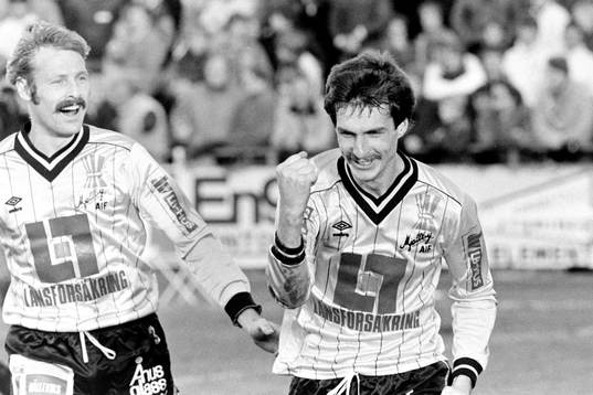 Rolf-Inge Andersson och målskytten Lennart Johansson,