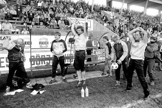 Göran Edvinsson. tränare i Mjällby till höger jublar