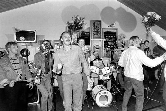 Bengt Svensson, målvakt jublar på festen