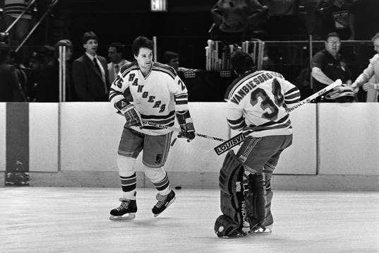 Peter Sundström och John Vanbiesbrouck, målvakt i Rangers