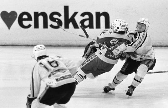 Malmös Peter Gustavsson blir neddragen av en tranåsspelare