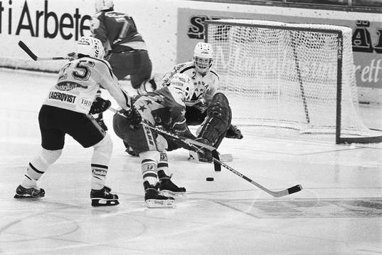 Malmös Peter Gustavsson framför tranås målbur