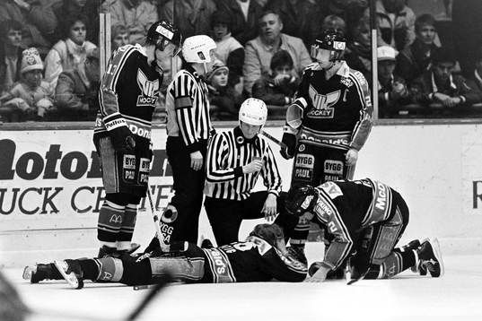 Lars Hurtig, Västerås ligger skadad på isen