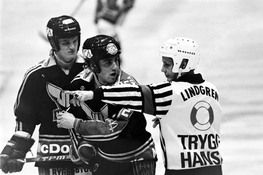 Domare Lindgren i diskussion med västeråsspelare