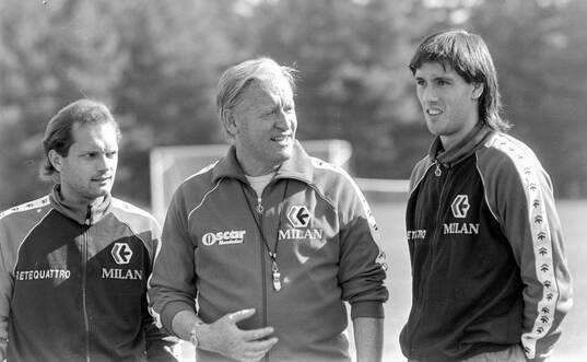 Milans manager Nils Liedholm with english players Ray